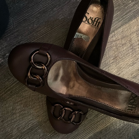 Brown sofft with chain detail new ladies shoe - Picture 1 of 9